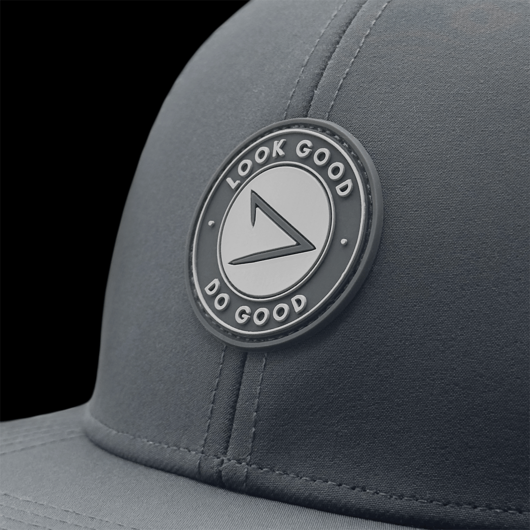 Nahaufnahme von apol Logo auf Flat Cap